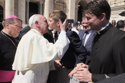 Primul copil din Moldova care l-a îmbrățișat pe Papa Francisc!