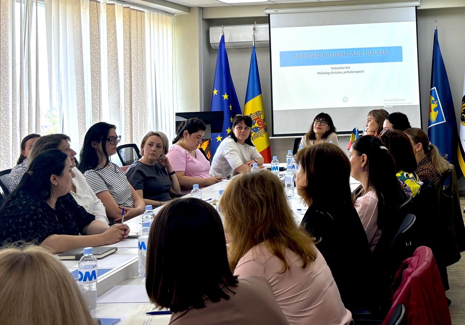 Specialiști din opt echipe multidisciplinare, instruiți în abordarea informată de traumă