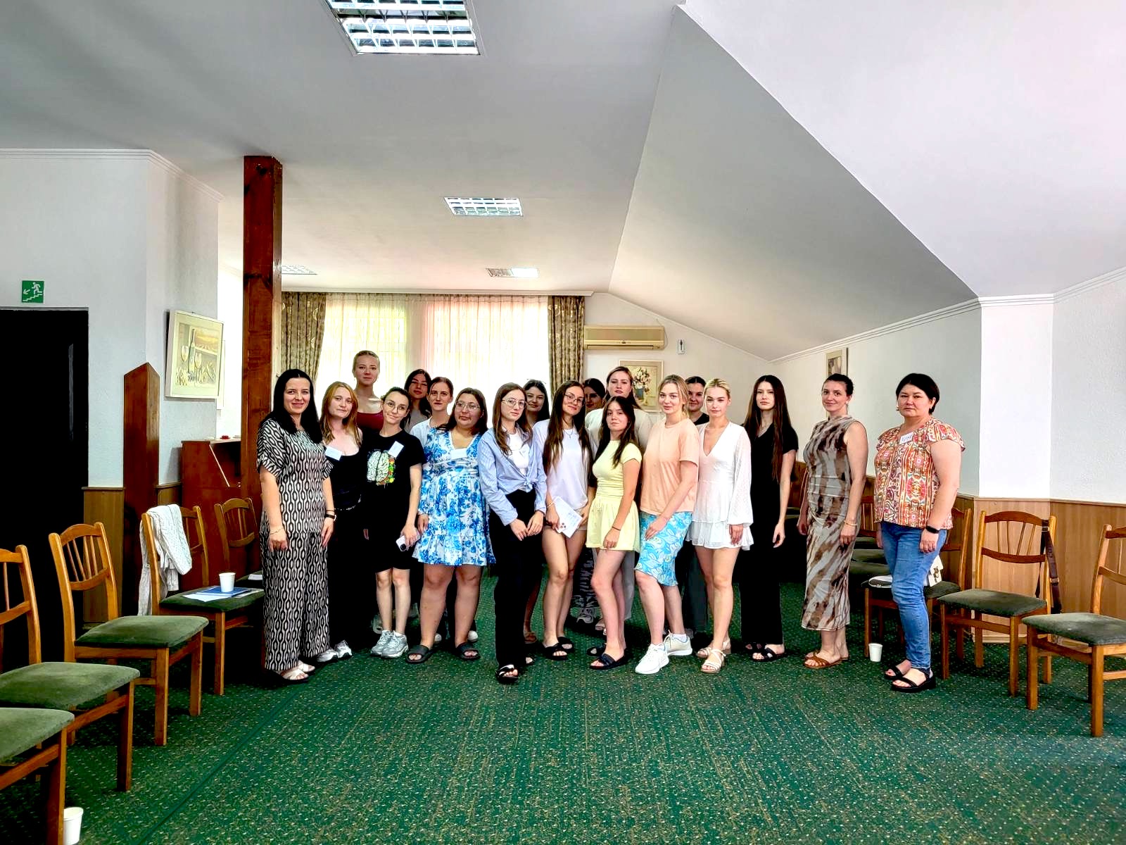 Fundația Regina Pacis a dat start taberei de vară „Empowering New Paths”, dedicată dezvoltării personale și profesionale a tinerelor